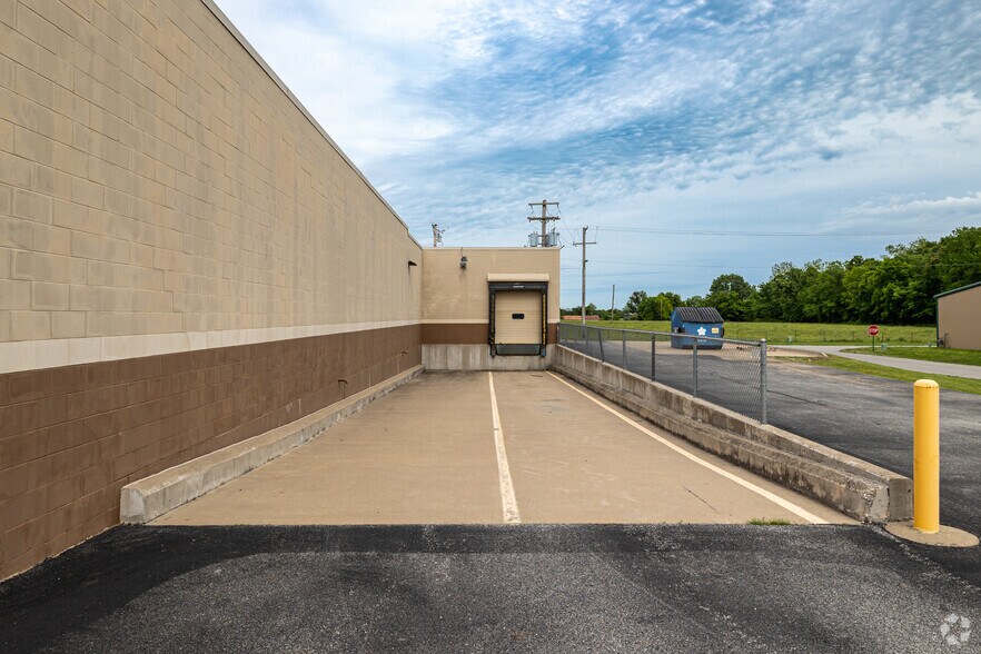 More Photos Of 800 S 1st Ave, Gravette Freestanding For Lease