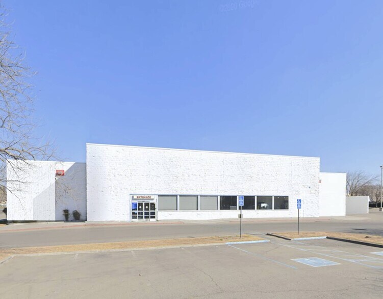 More Photos Of 2800 S Mooney Blvd, Visalia Freestanding For Lease