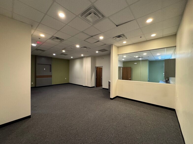 More Photos Of 3050 S Center St, Arlington Medical For Lease