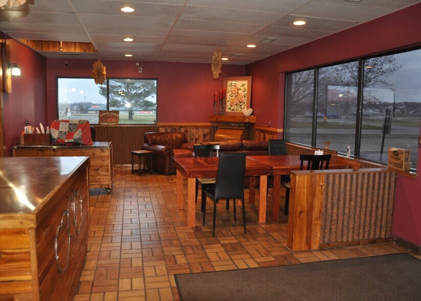 More Photos Of 1549 E Broadway St, Monticello General Retail For Sale