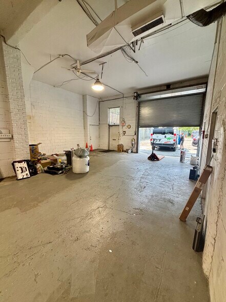 More Photos Of 81 N Forest Ave, Rockville Centre Showroom For Lease