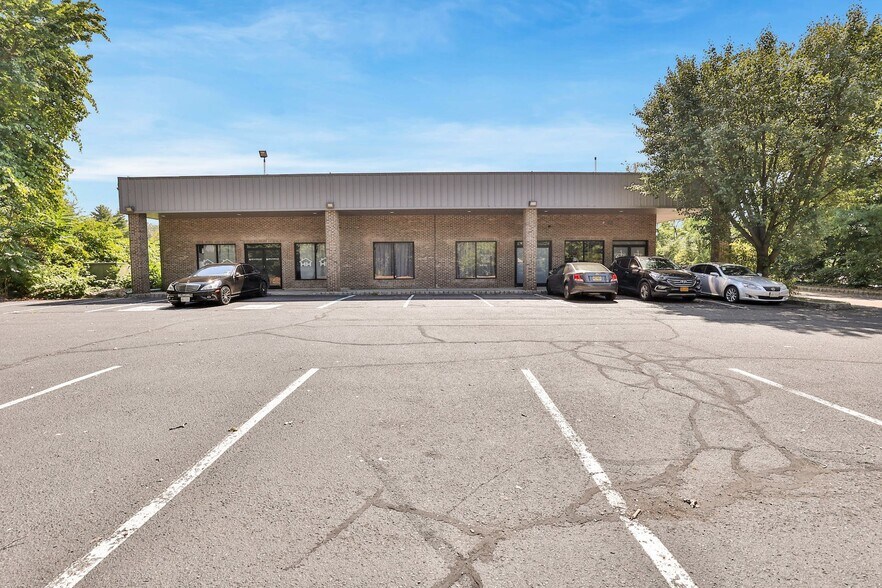 More Photos Of 27 N Middletown Rd, Nanuet Freestanding For Lease