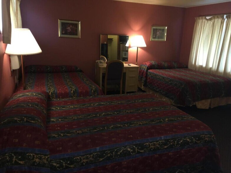 More Photos Of 415 E 11th St, Hugoton Hotel For Sale