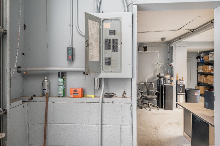 More Photos Of 936 1st Ave E, Shakopee Auto Repair For Sale