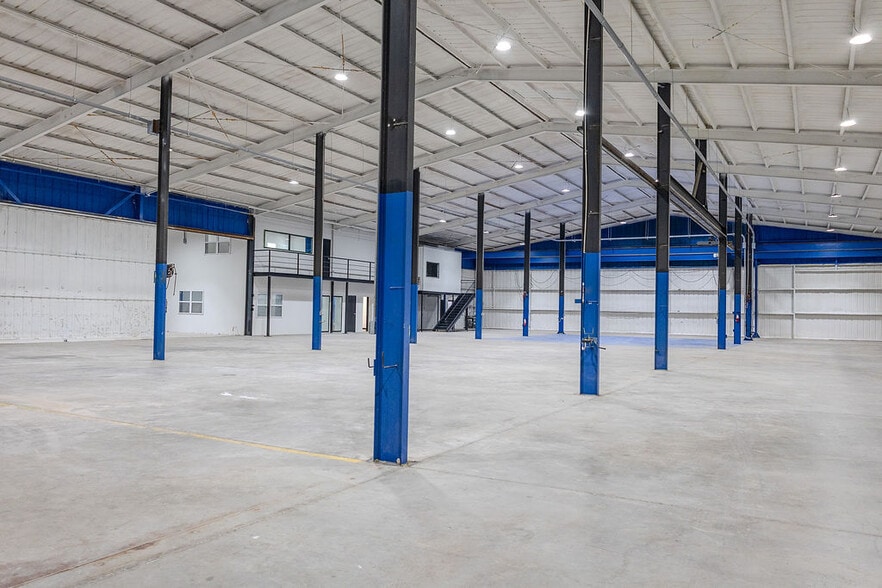 More Photos Of 6160 Mineral Wells Hwy, Weatherford Warehouse For Lease