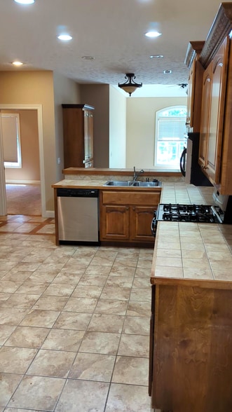More Photos Of 104-112 White Rock Rd, Billings Specialty For Lease