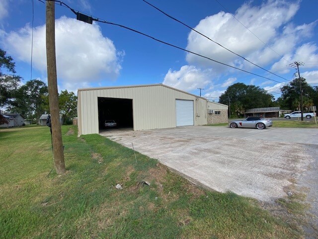 More Photos Of 1501 Dupont, Orange Warehouse For Lease