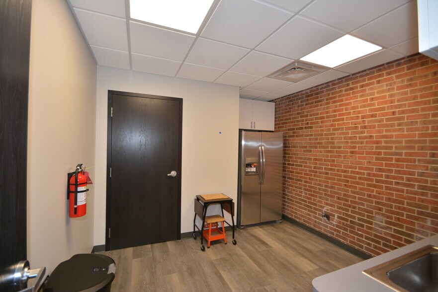 More Photos Of 6595 W 14th Ave, Lakewood Office For Lease