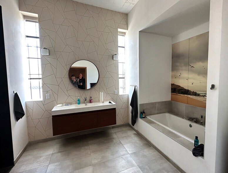 More Photos Of 405 Towne Ave, Los Angeles Showroom For Sale