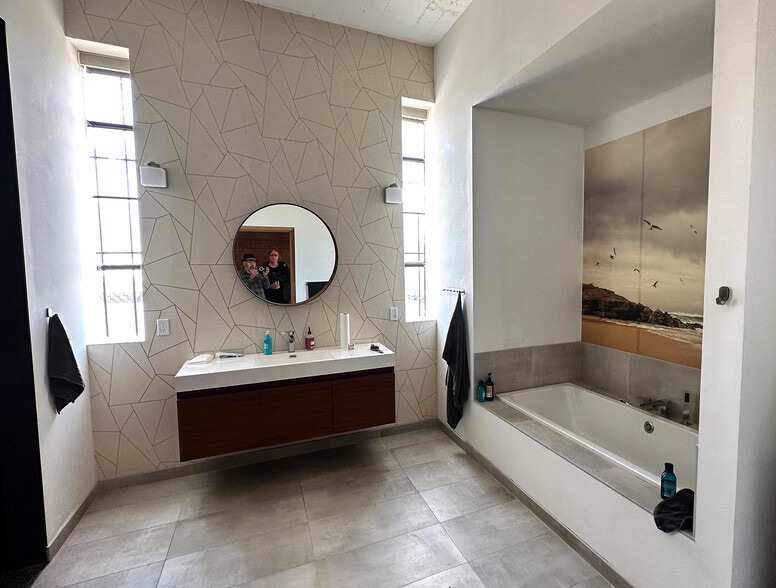 More Photos Of 405 Towne Ave, Los Angeles Showroom For Lease