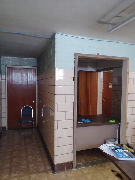 More Photos Of 419 S Broad St, Klamath Falls Light Distribution For Sale