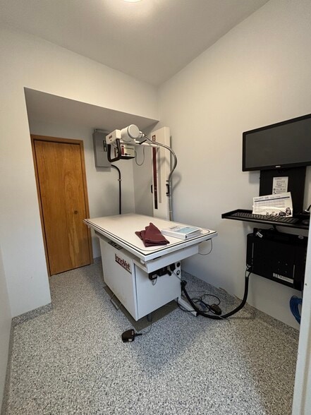 More Photos Of 9 Avonwood Rd, Avon Freestanding For Lease