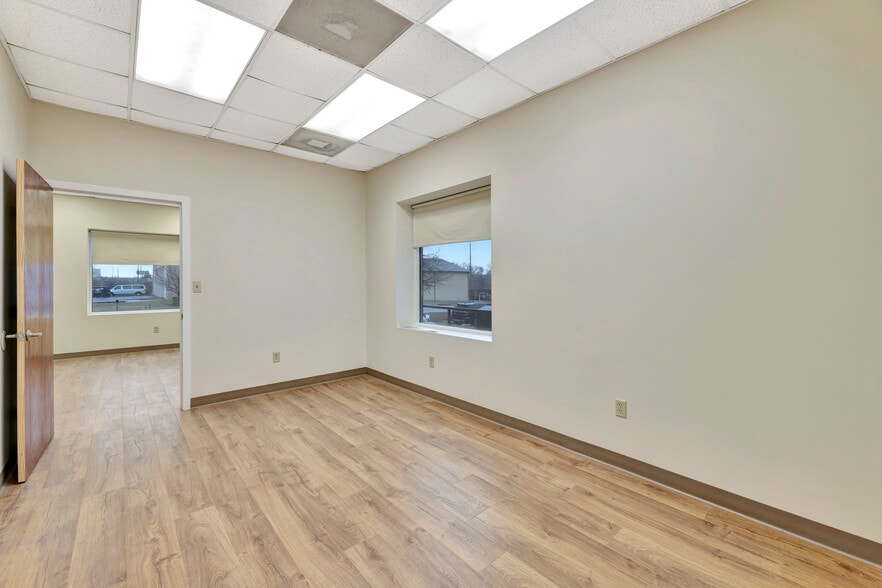 More Photos Of 4 Lewis Cir, Wilmington Warehouse For Lease