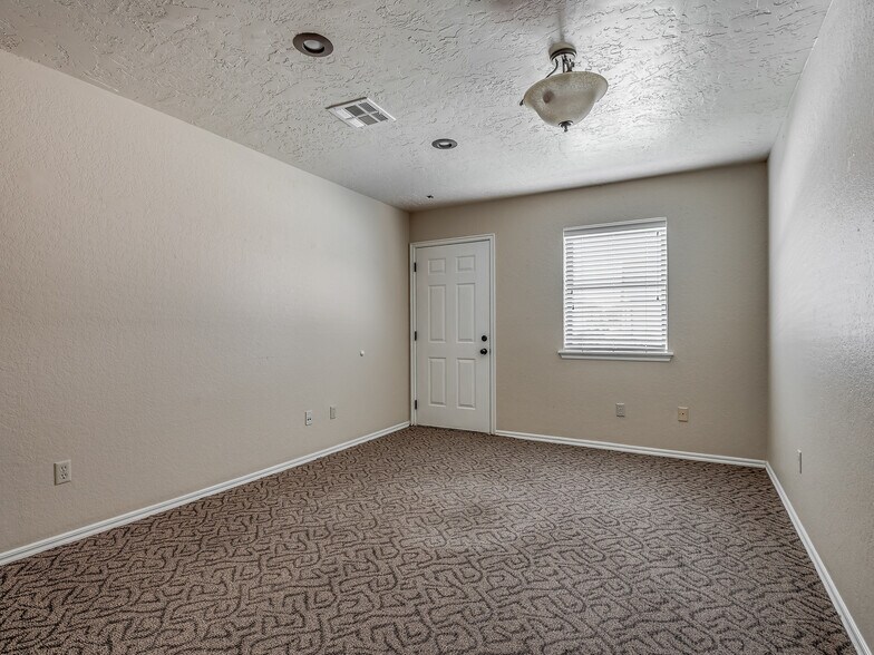 More Photos Of 525 Tower Dr, Moore Office For Lease