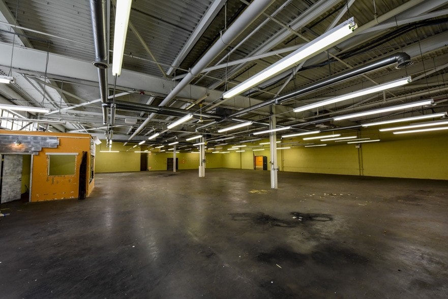 More Photos Of 122 Mill Rd, Oaks Warehouse For Lease