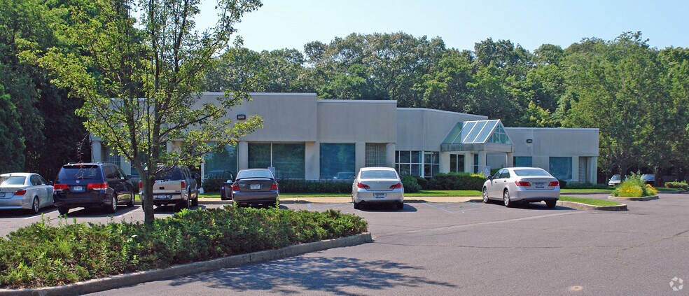 Primary Photo Of 1333 E Main St, Riverhead Medical For Lease