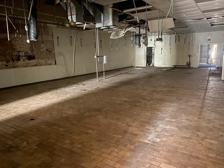 More Photos Of 5424-5428 25th St, Cicero Industrial For Sale