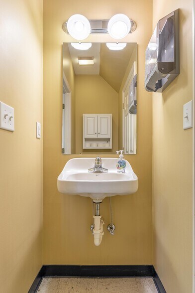 More Photos Of 1420 Fritz St SE, Cleveland Medical For Lease