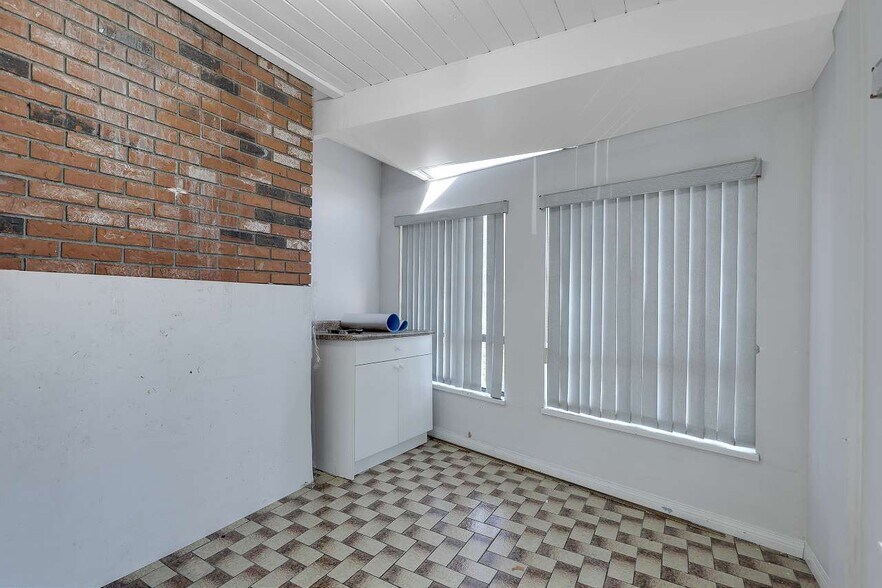 More Photos Of 9509 152 St, Surrey Daycare Center For Lease