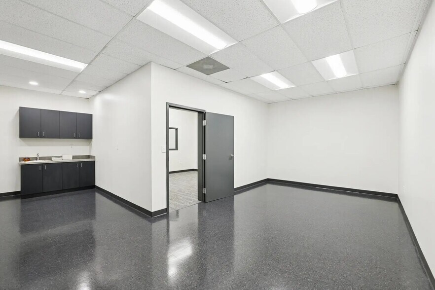 More Photos Of 1665 Lakes Pky, Lawrenceville Distribution For Lease