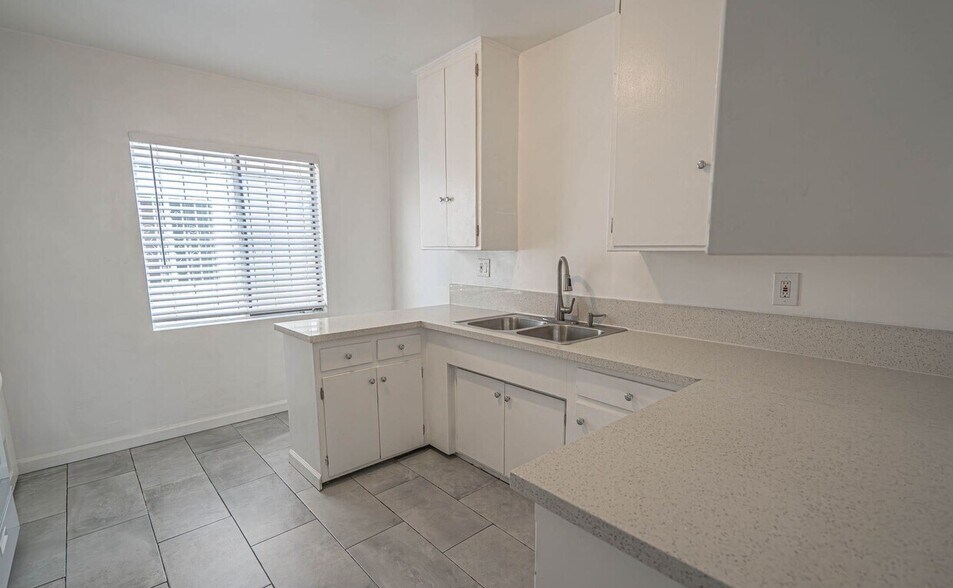 More Photos Of 3213 Bartdon Ave, Inglewood Apartments For Sale