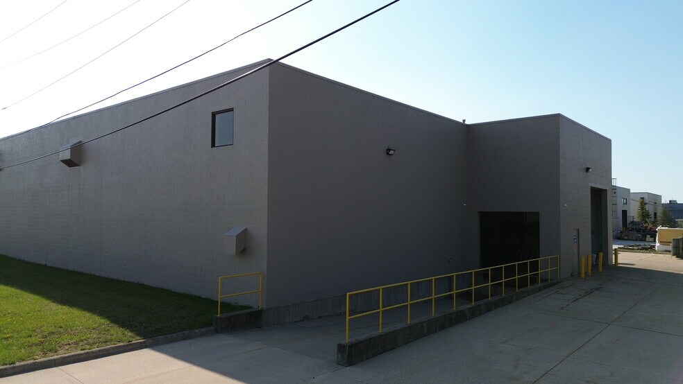 More Photos Of 51821 Industrial Dr, Macomb Township Warehouse For Lease