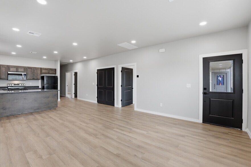 More Photos Of 3611 & 3613 Frontier Avenue, Ponca City Specialty For Sale