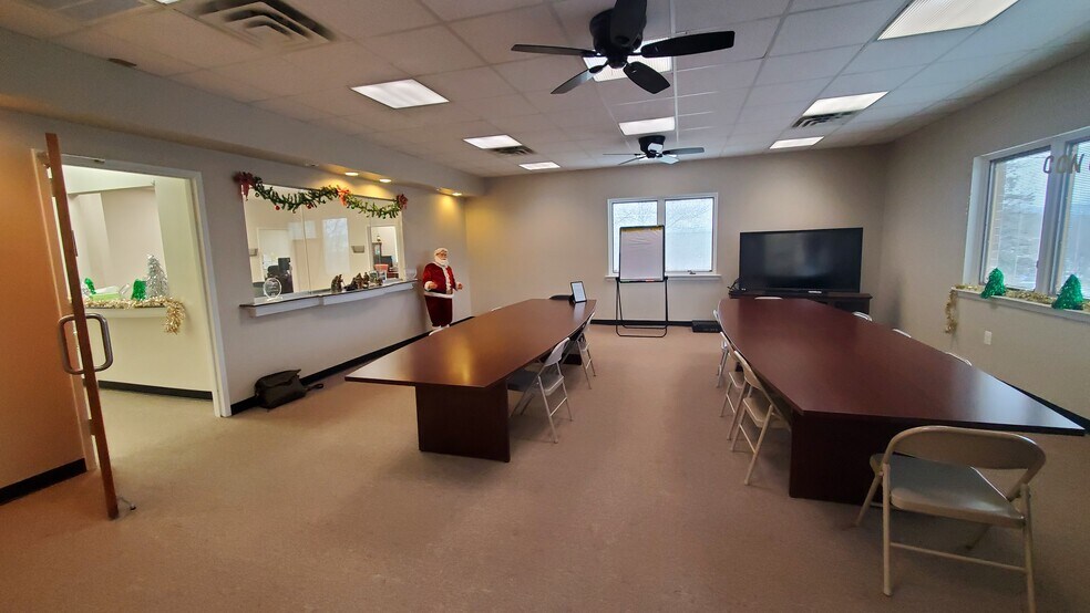 More Photos Of 555 Hospital Dr, Warrenton Office For Sale