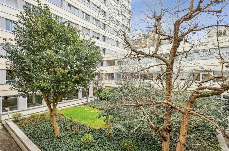 More Photos Of 118 Rue De Vaugirard, Paris Office For Sale