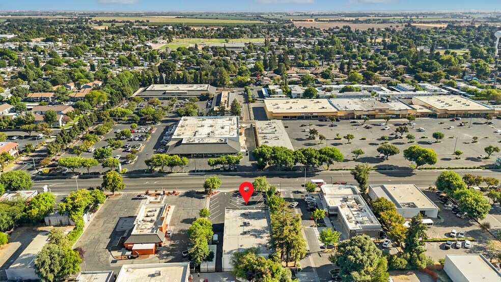 More Photos Of 73 W Court St, Woodland Freestanding For Sale