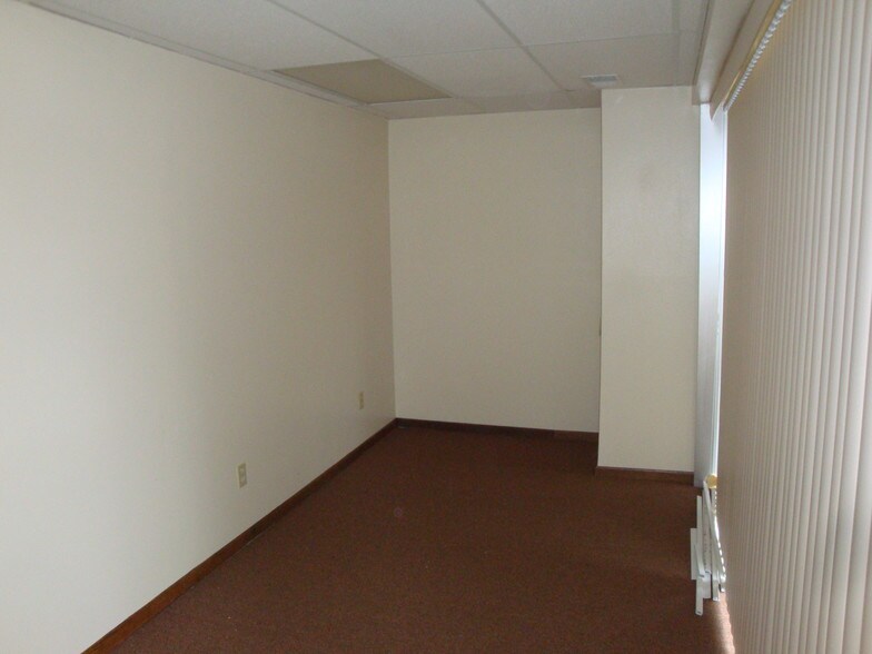 More Photos Of 8421 University Ave, Clive Office Residential For Lease