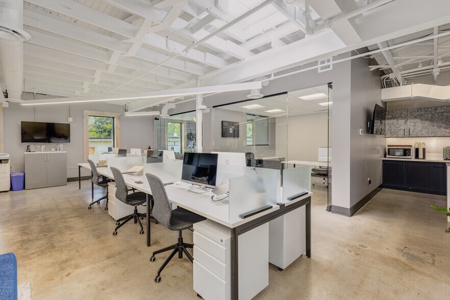 More Photos Of 556 Perry Ave, Greenville Office For Lease