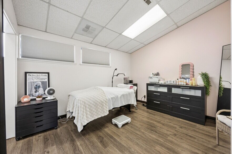 More Photos Of 22014 7th Ave S, Des Moines Medical For Sale