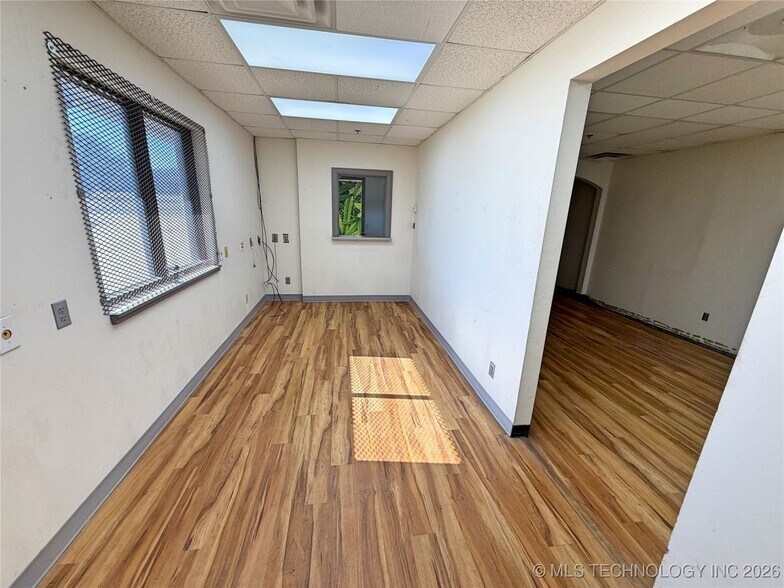 More Photos Of 3551 Cypert, Ardmore Manufacturing For Sale