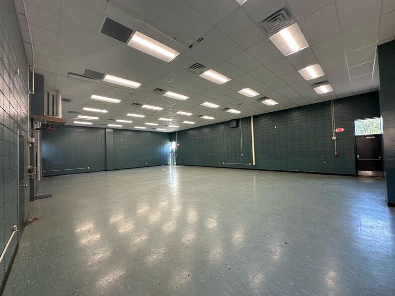 More Photos Of 300 E Cass St, Schoolcraft Office For Lease