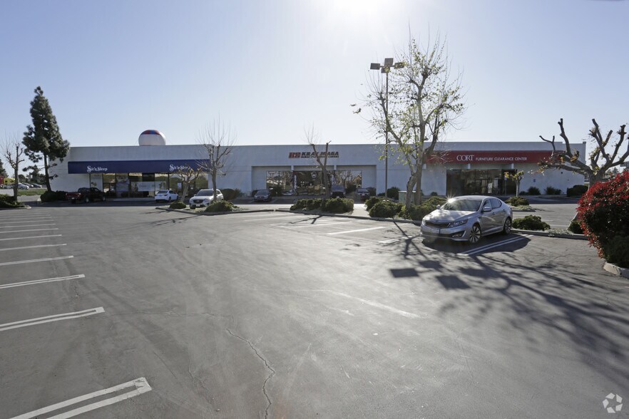 More Photos Of 16595 Magnolia St, Westminster Freestanding For Lease