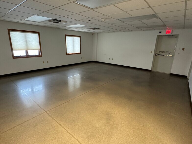 More Photos Of 5739 Green Valley Ct, Oshkosh Manufacturing For Lease