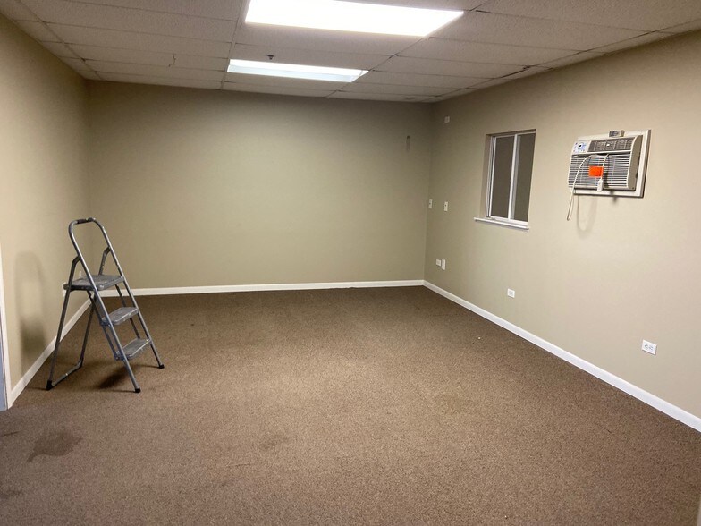 More Photos Of 189 Poplar Pl, North Aurora Warehouse For Lease