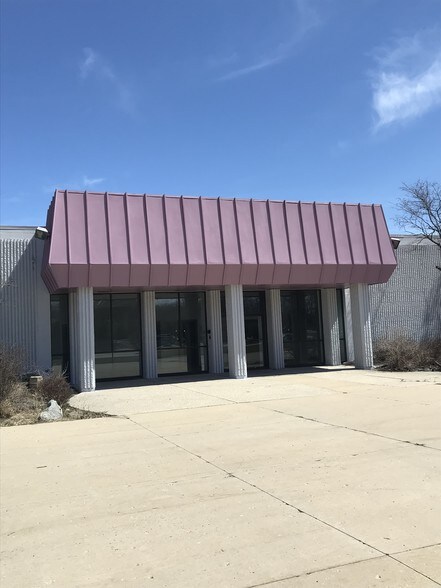 More Photos Of 9840 S 27th St, Oak Creek Showroom For Lease