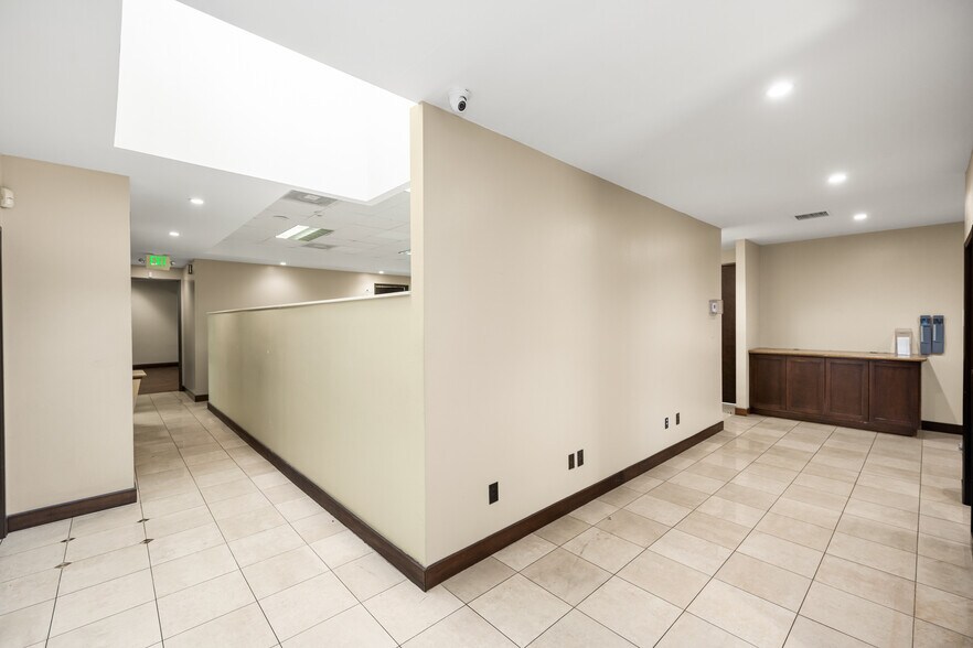 More Photos Of 2525 W Woodland Dr, Anaheim Light Distribution For Lease