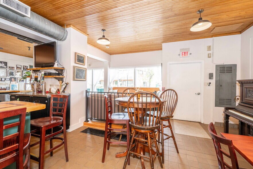 More Photos Of 2015 Madison rd, Cincinnati Storefront Retail Residential For Lease