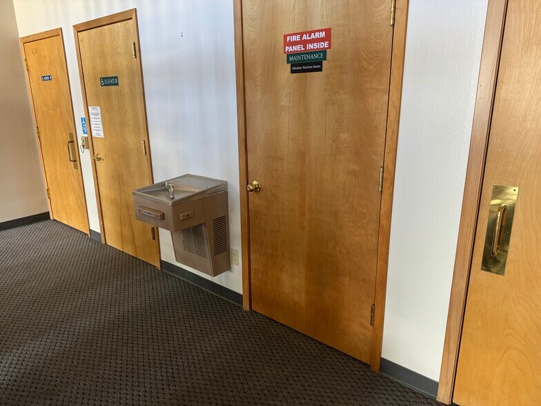 More Photos Of 320 N 1st St, Hamilton Office For Lease