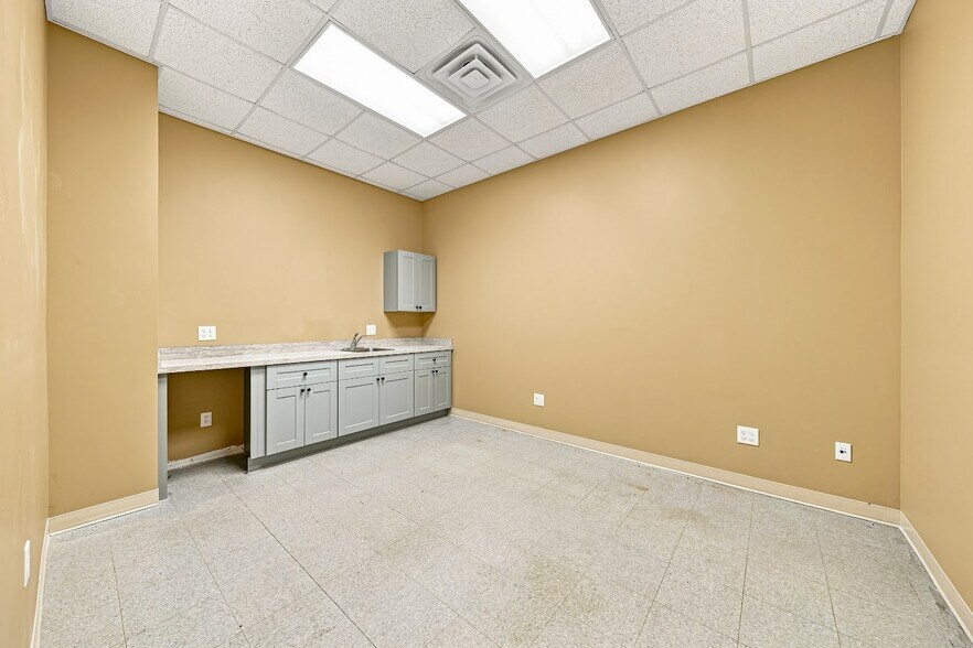 More Photos Of 3441 Devils Glen Rd, Bettendorf Storefront For Lease