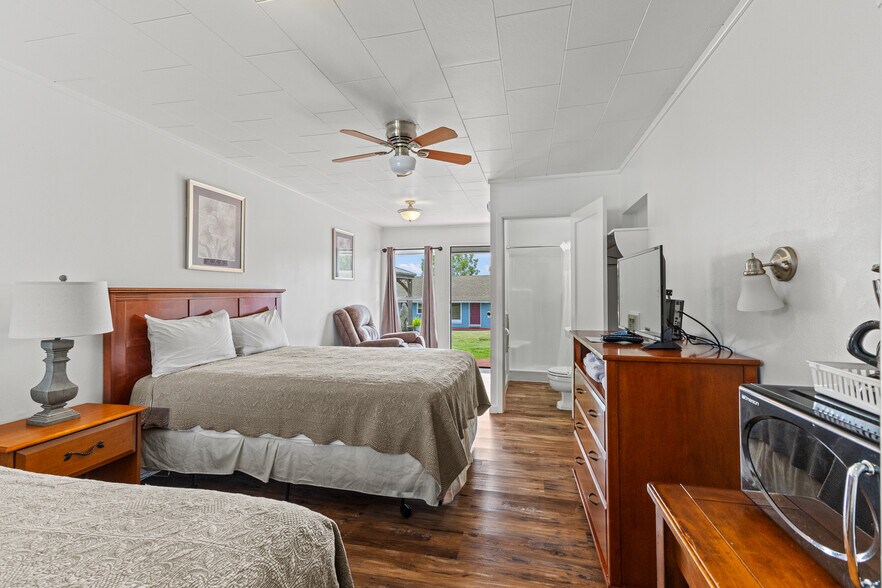 More Photos Of 787 N Central Blvd, Coquille Hotel For Sale