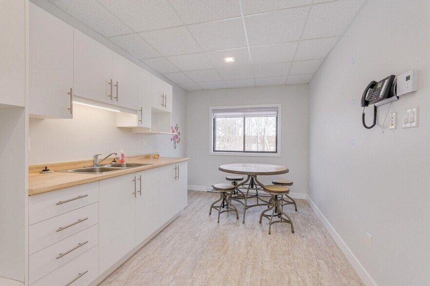 More Photos Of 1695 Rue Atmec, Gatineau General Retail For Sale