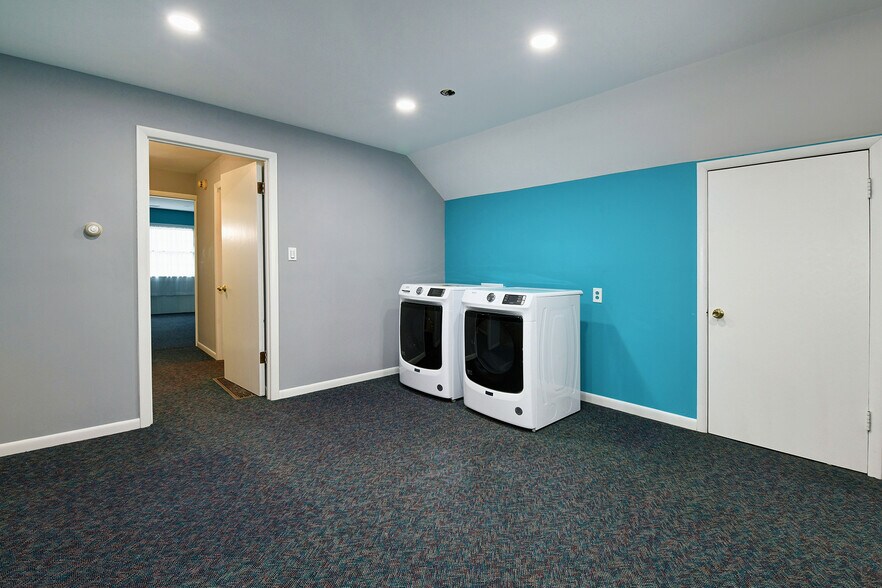 More Photos Of 1604 State St, New Albany Office For Sale