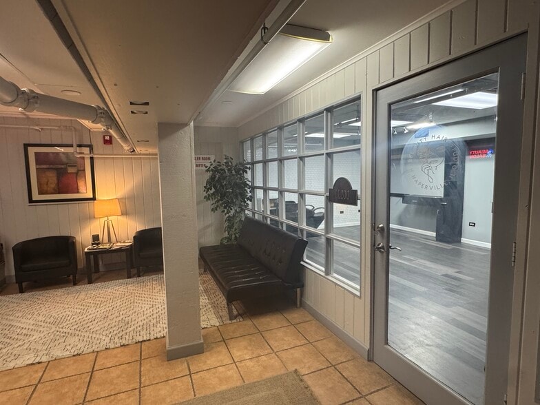 More Photos Of 25 S Washington St, Naperville Storefront For Lease