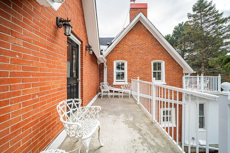 More Photos Of 343 Main St E, Picton Hotel For Sale