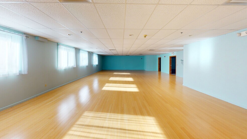 More Photos Of 198 Londonderry Tpke, Hooksett Light Distribution For Lease