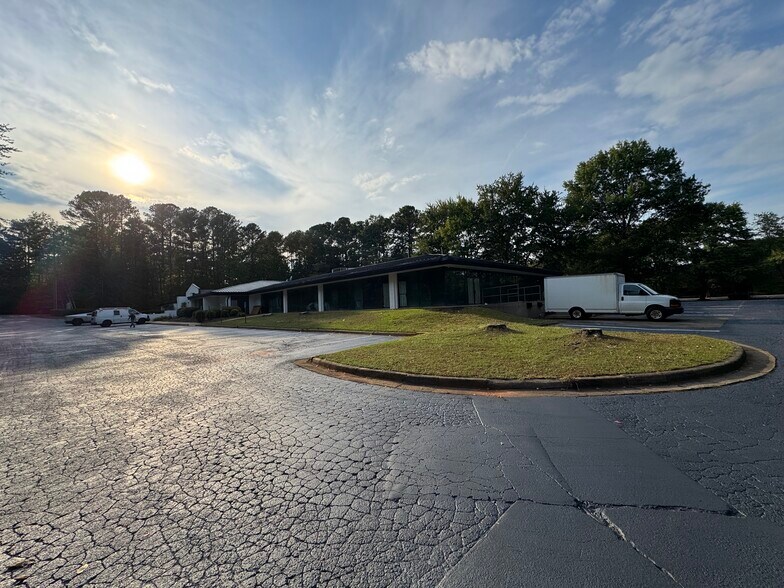 More Photos Of 5000 McGinnis Ferry Rd, Alpharetta Light Distribution For Sale